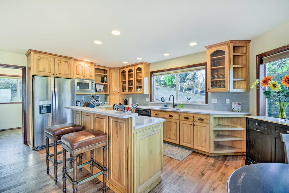 Stunning Sequim Hideaway w/ Hot Tub & Views House in Sequim