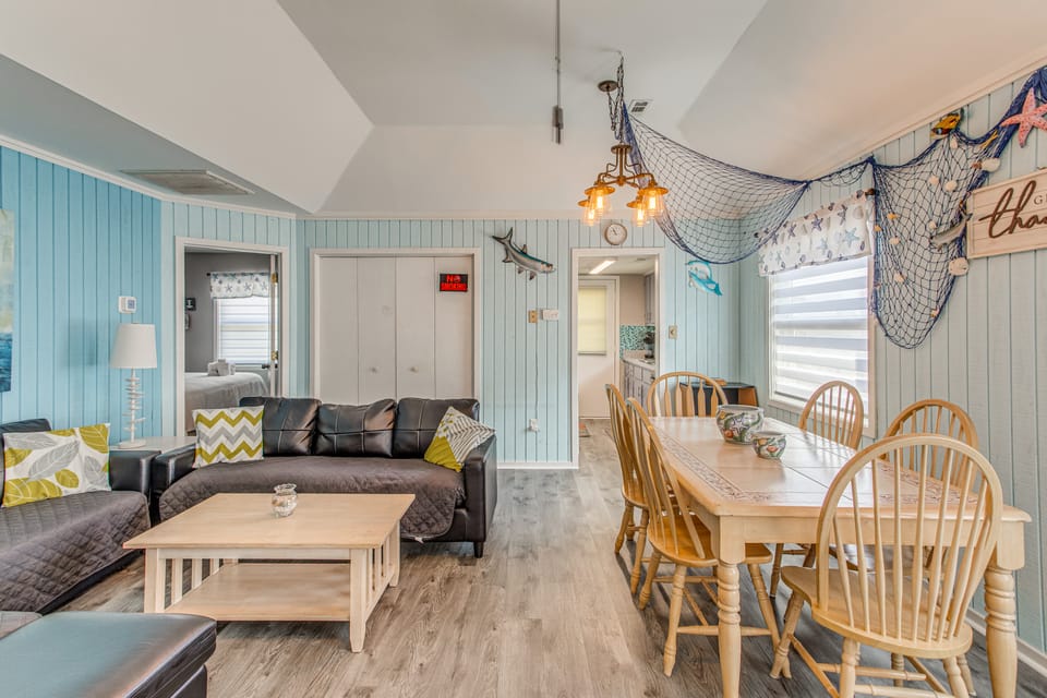 Myrtle Beach Cottage, Walk to Pools + Beach! Cottage in South Carolina