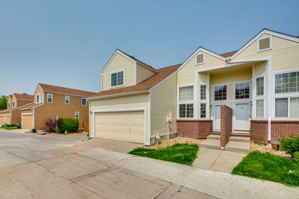 13 Mi to Dtwn Denver: Arvada Townhome w/ Deck Apartment in Arvada
