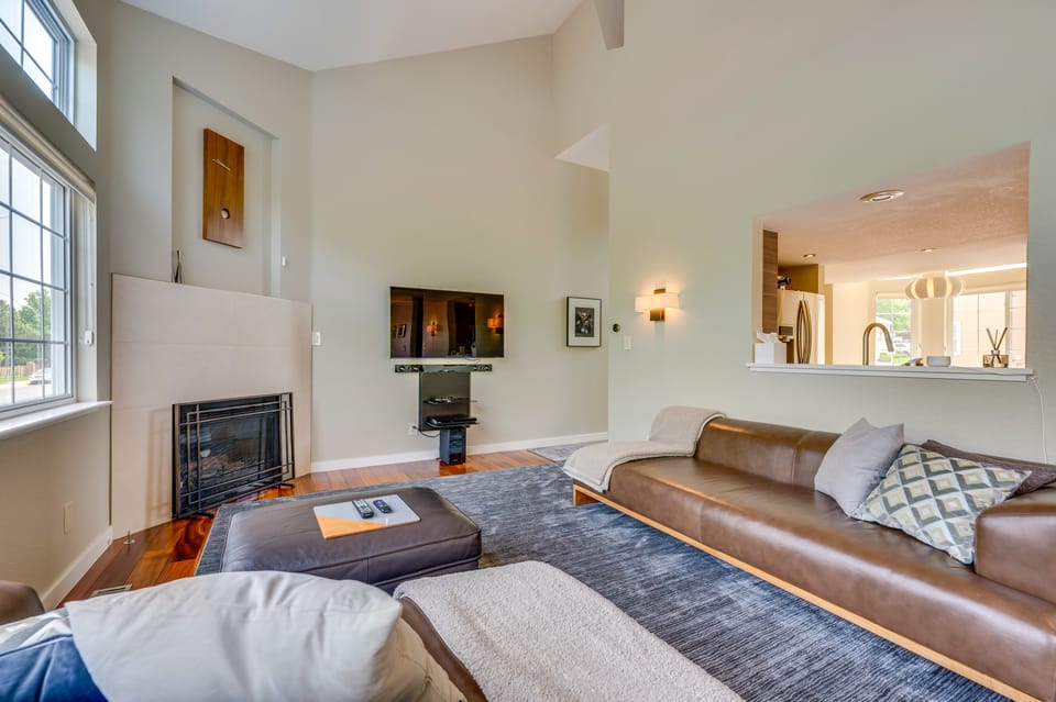 13 Mi to Dtwn Denver: Arvada Townhome w/ Deck Apartment in Arvada