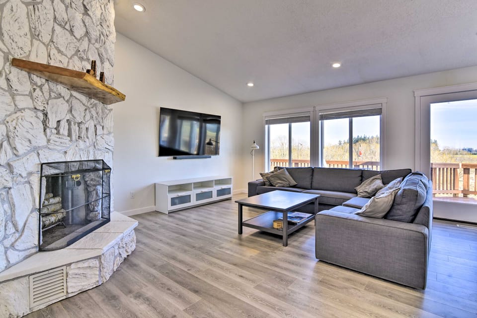 Fully Remodeled Hillsboro Home w/ Home Theater! House in Willamette Valley