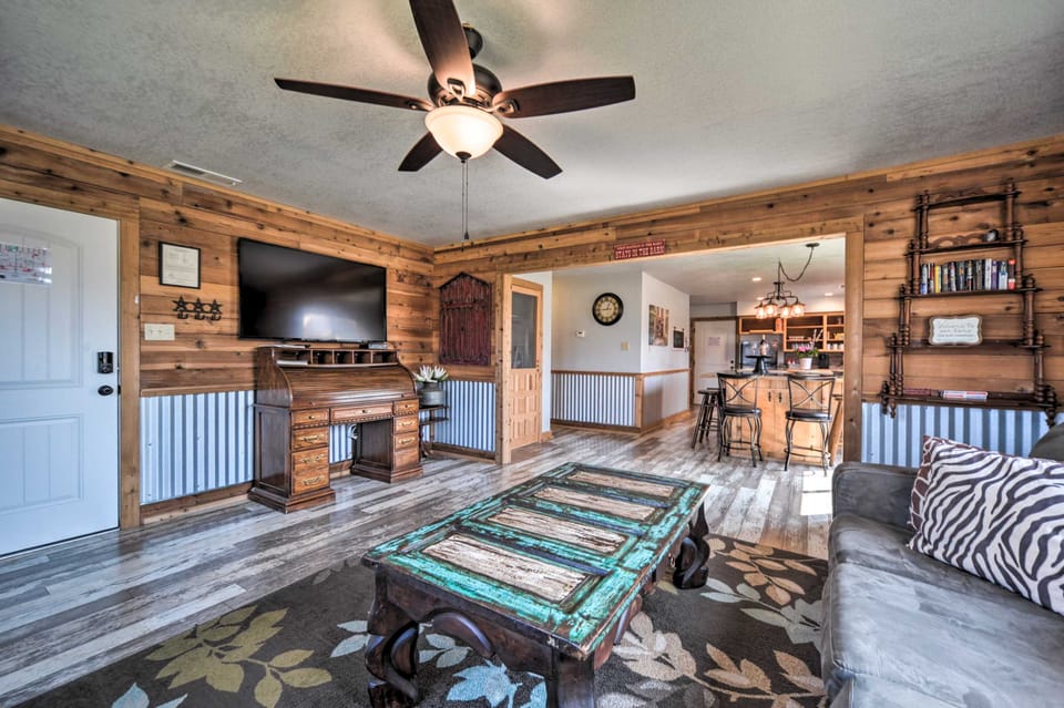 'The Barn' Fredericksburg Wine Country Retreat House in Fredericksburg