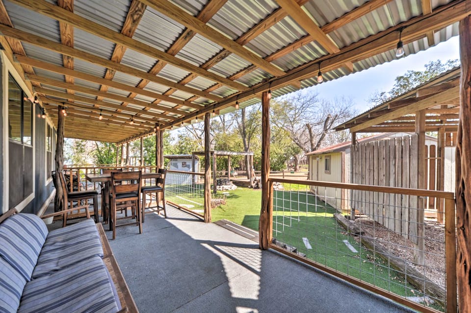 'The Barn' Fredericksburg Wine Country Retreat House in Fredericksburg