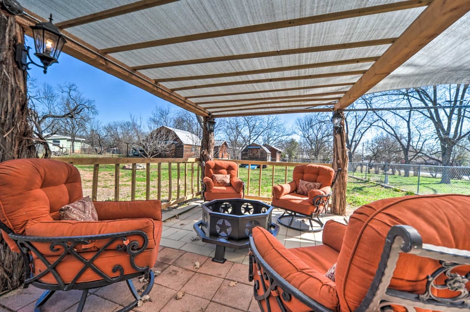 1 Mi to Dtwn Fredericksburg: Quiet Getaway w/ Yard House in Fredericksburg