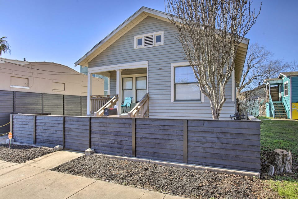Walk to Restaurants: Getaway < 1 Mi to Seawall! House in Galveston Island