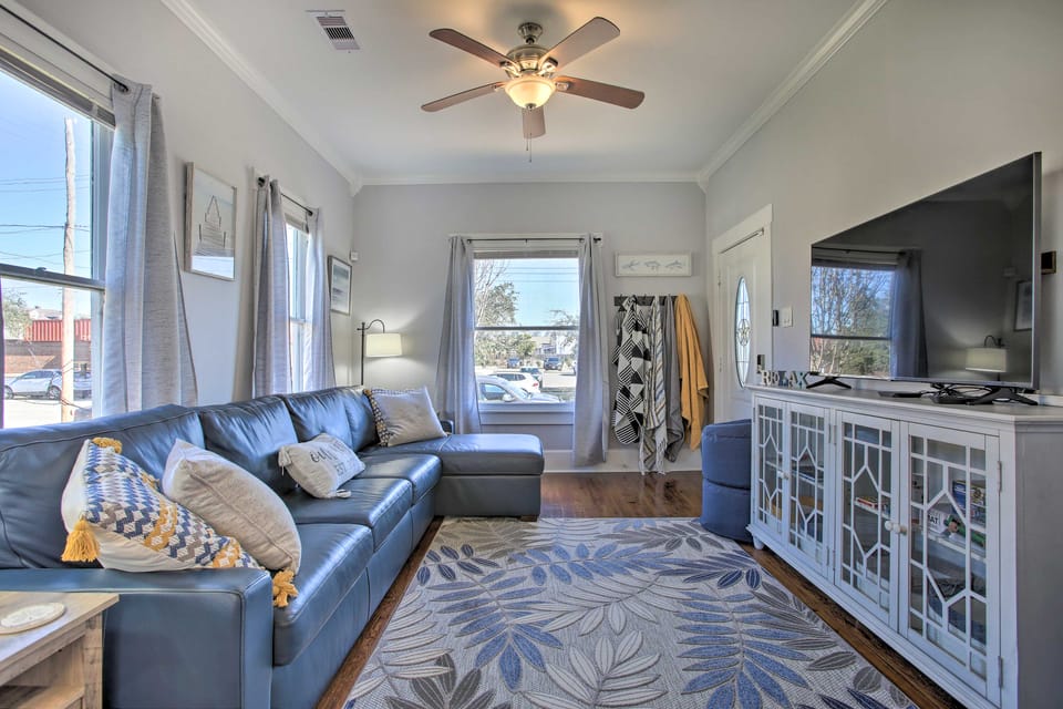 Walk to Restaurants: Getaway < 1 Mi to Seawall! House in Galveston Island