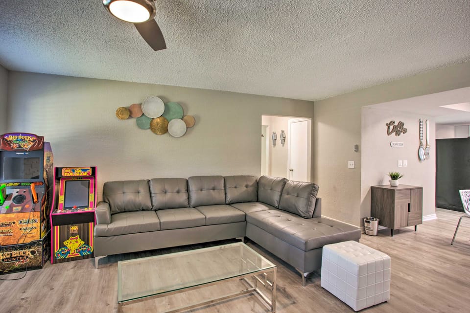 11 Mi to Holiday at Arboretum! Home w/ Hot Tub House in Richardson