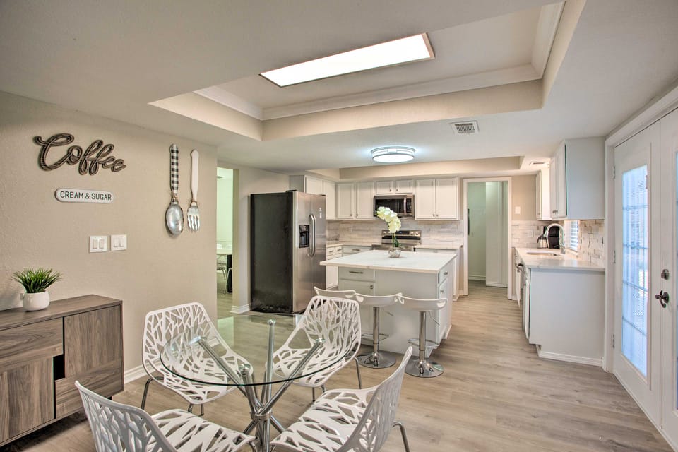 11 Mi to Holiday at Arboretum! Home w/ Hot Tub House in Richardson