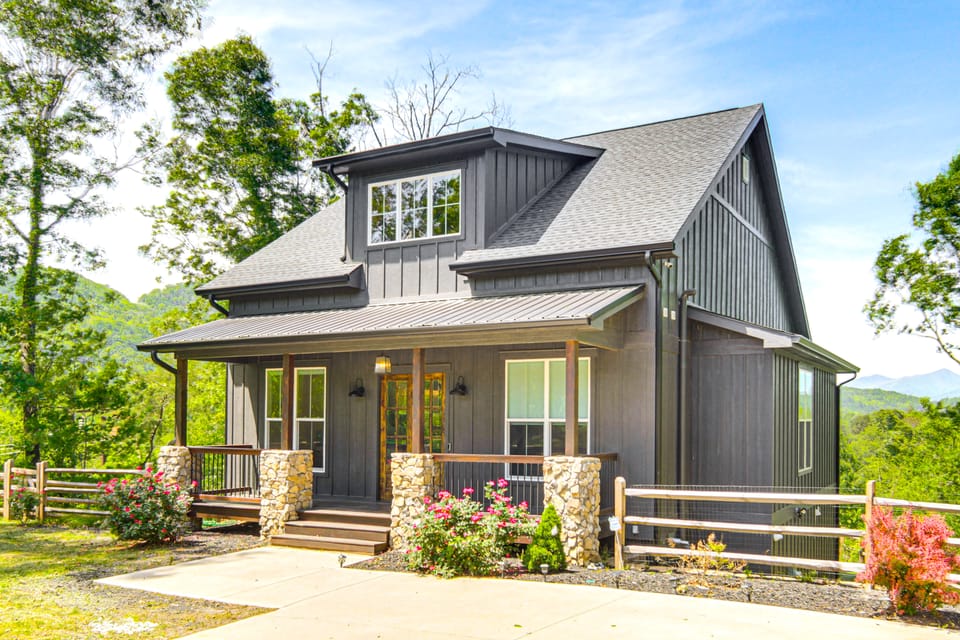Fire Pit + Mountain Views! Waynesville Escape House in Tennessee