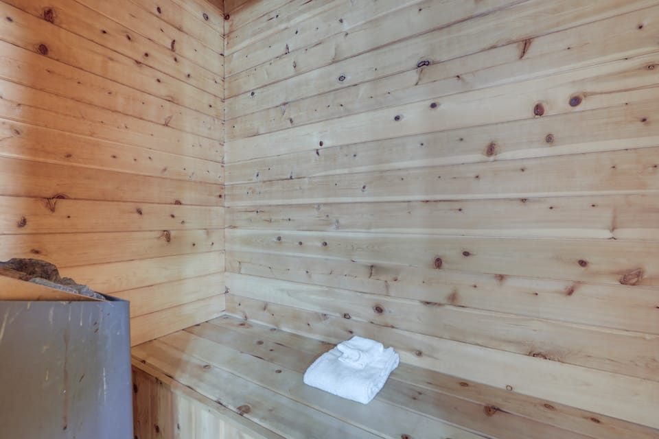 Hot Tub & Pet-Friendly! Gatlinburg Resort Cabin House in Gatlinburg