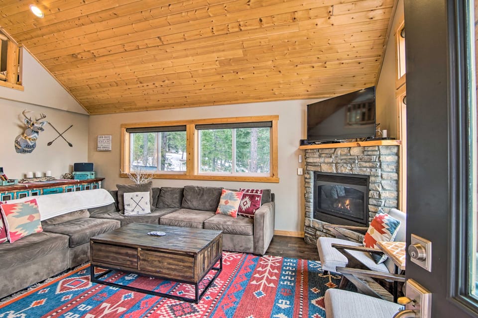 Ronald Cabin w/ Private Hot Tub Near Lake & Trails House in Ronald