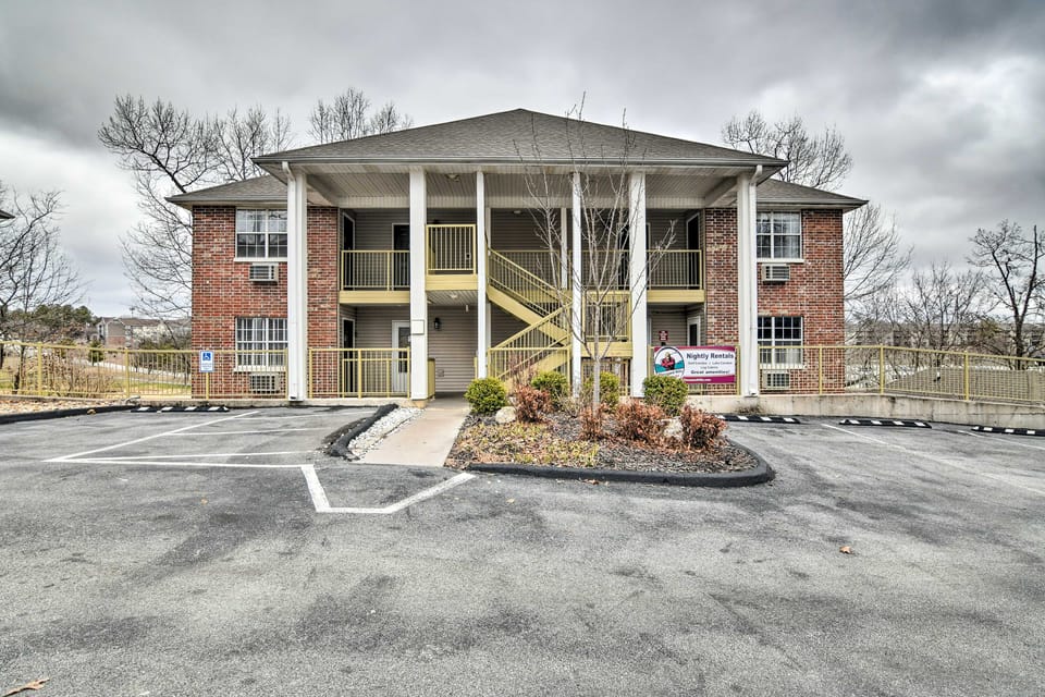 Branson Condo w/ Pool & Golf Course Views! Apartment in Branson