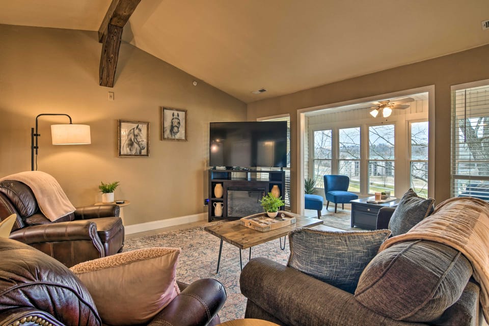 Branson Condo w/ Pool & Golf Course Views! Apartment in Branson