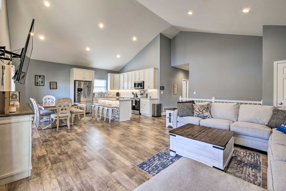 Waterfront Home on Lake Milton: Dock, Hot Tub House in Ohio