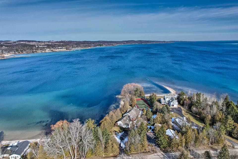 Waterfront Suttons Bay: Wine Trail, Pickleball House in Suttons Bay
