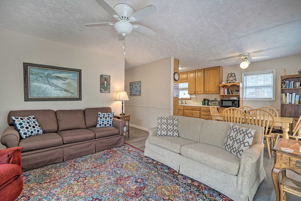 Cozy Oak Island House < 1 Mi to Beaches! House in Oak Island