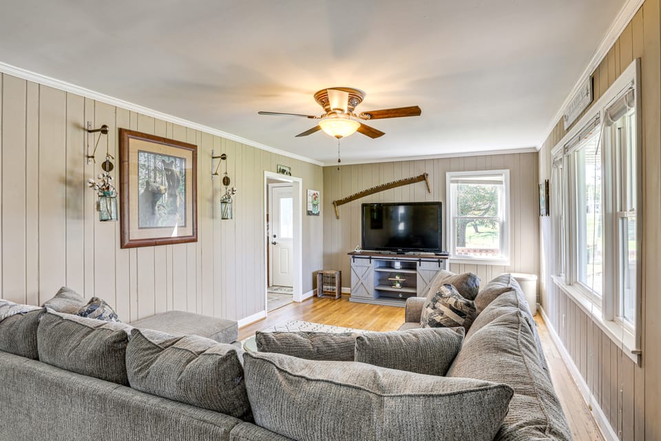 Expansive Yard, Beautiful Views! Sparta Getaway House in North Carolina