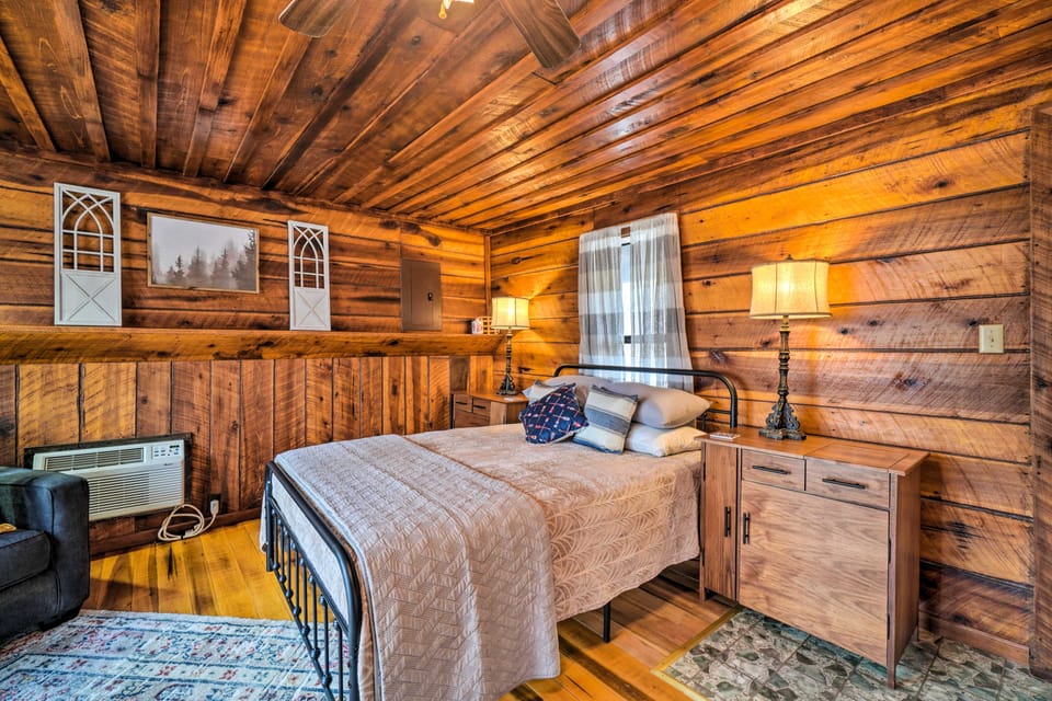 Cozy Tennessee Cabin Rental - 1 Mi to Lake Apartment in Tennessee