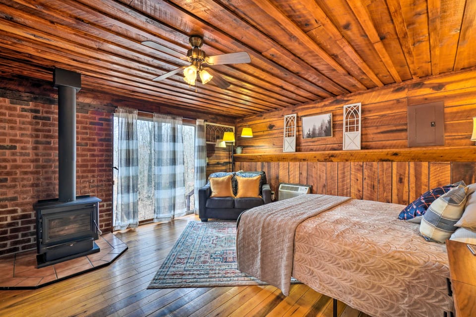 Cozy Tennessee Cabin Rental - 1 Mi to Lake Apartment in Tennessee
