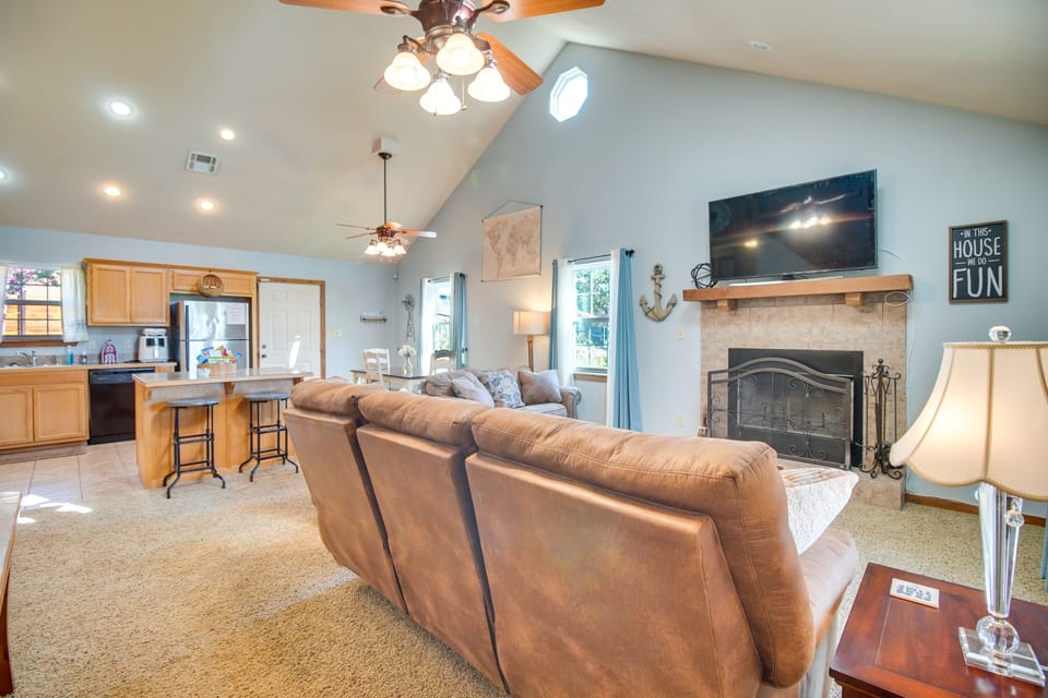 Incredible Log Home: 1 Mile From Lake Tenkiller House in Tenkiller Ferry Lake