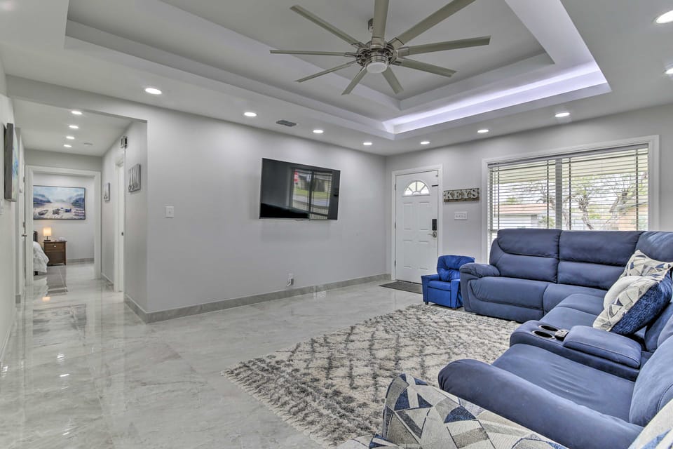 Patio & Grill: Spacious Gem Near Gulf Coast! House in Brownsville