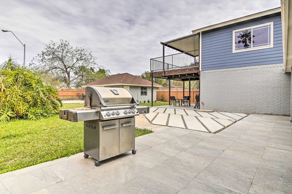 Patio & Grill: Spacious Gem Near Gulf Coast! House in Brownsville