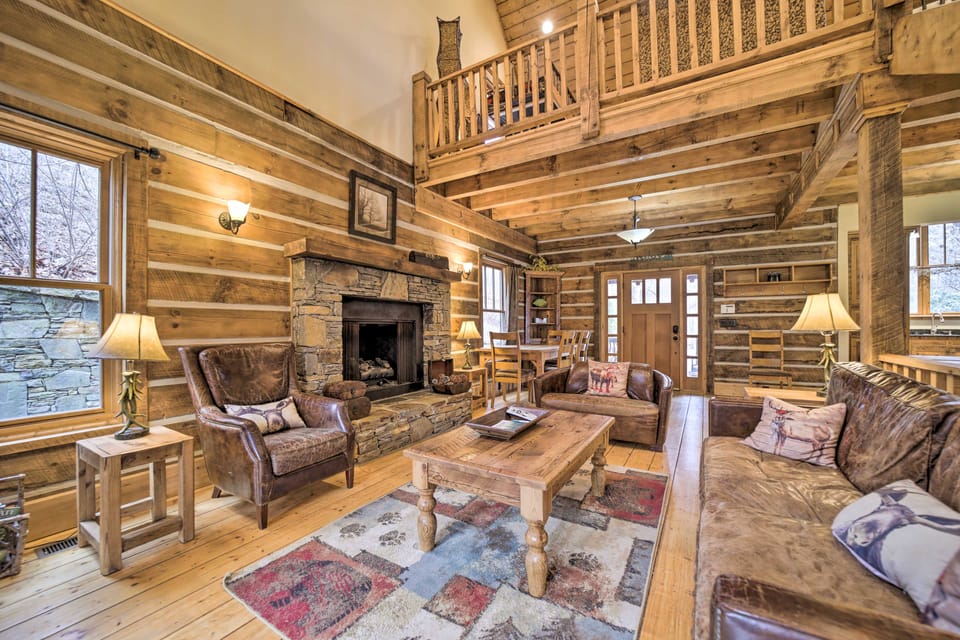 Hot Tub + Mtn Views! All-Season Escape in Franklin House in Tennessee