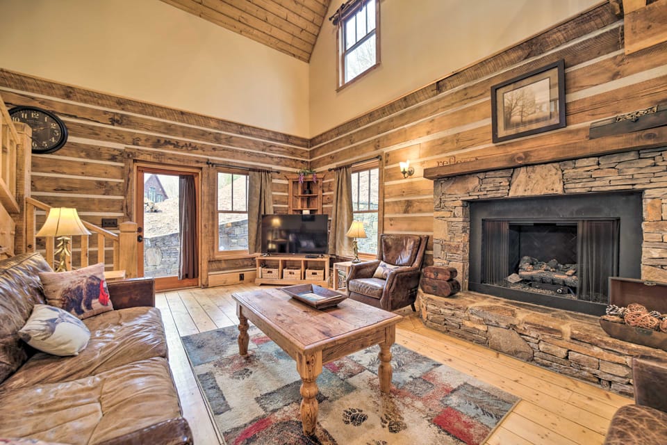 Hot Tub + Mtn Views! All-Season Escape in Franklin House in Tennessee