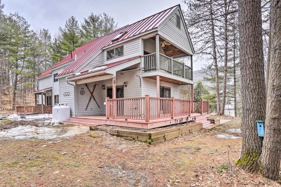 Berkshires Getaway < 1 Mi Skiing & Hiking! Apartment in Charlemont