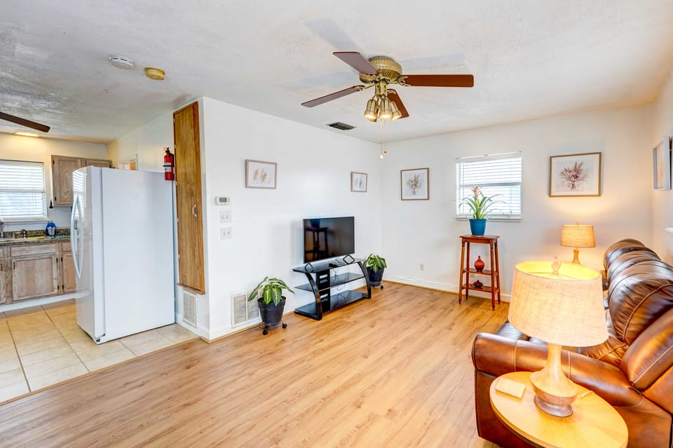 Corpus Christi Extended Stay - 7 Mi to Beach! House in Nueces County