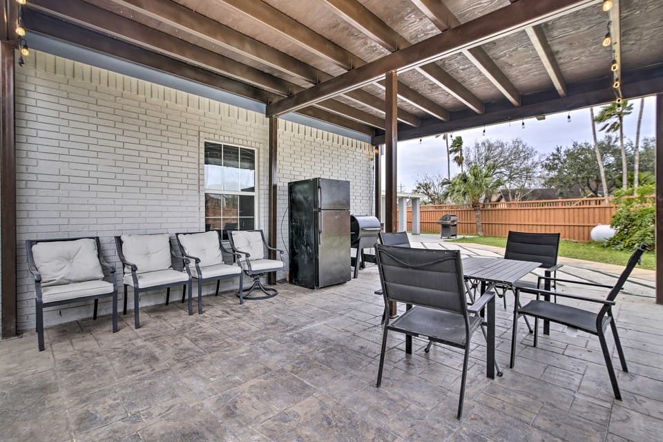 Patio & Balcony: Gulf Coast Retreat in Brownsville House in Brownsville