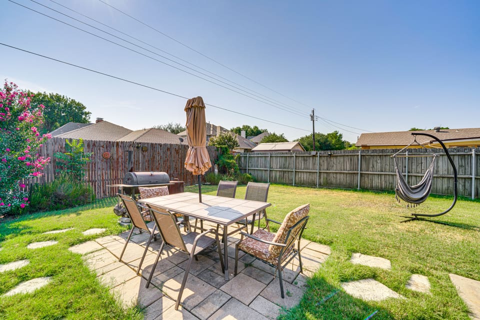 Yard + Patio: Dallas Area Home By Parks & Dining House in Richardson