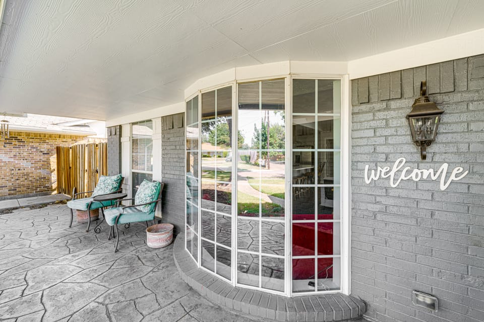 Yard + Patio: Dallas Area Home By Parks & Dining House in Richardson