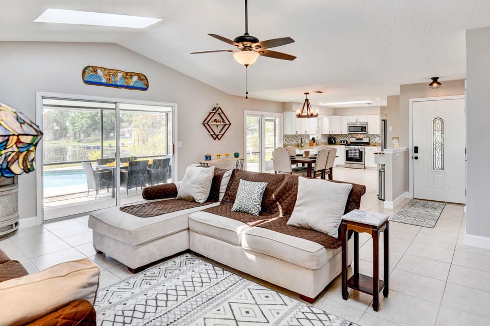 Screened Porch: Waterfront Home in Deltona! House in Deltona