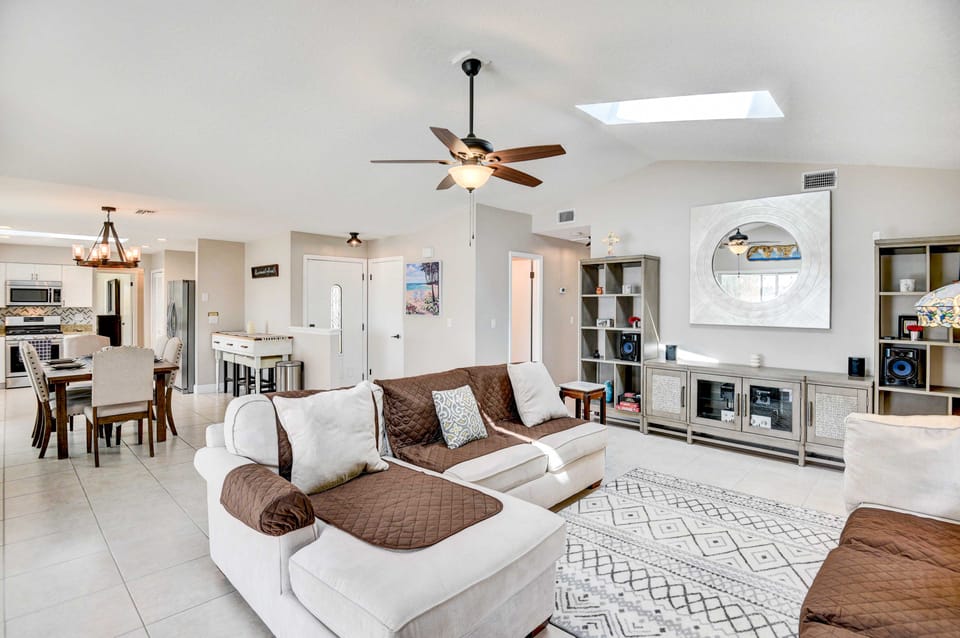 Screened Porch: Waterfront Home in Deltona! House in Deltona