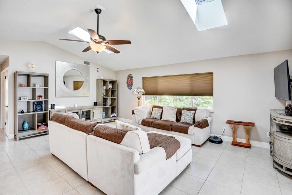 Screened Porch: Waterfront Home in Deltona! House in Deltona