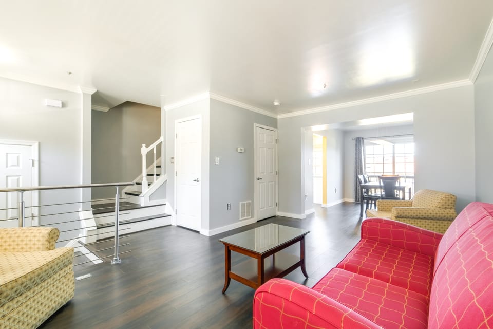 Walk to Red Jade Park: Upper Marlboro Townhome Apartment in Largo