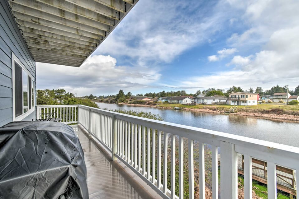 Swim, Hike & Fish: Canalfront Gem in Ocean Shores Apartment in Ocean Shores