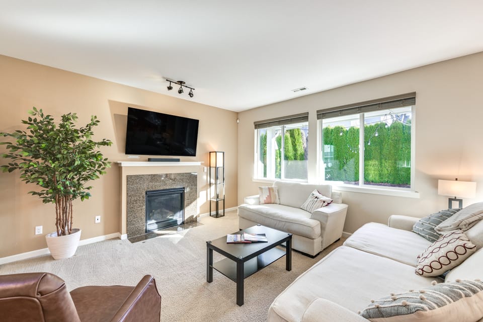 Spacious Kent Home Near SeaTac Airport w/ Patio House in SeaTac