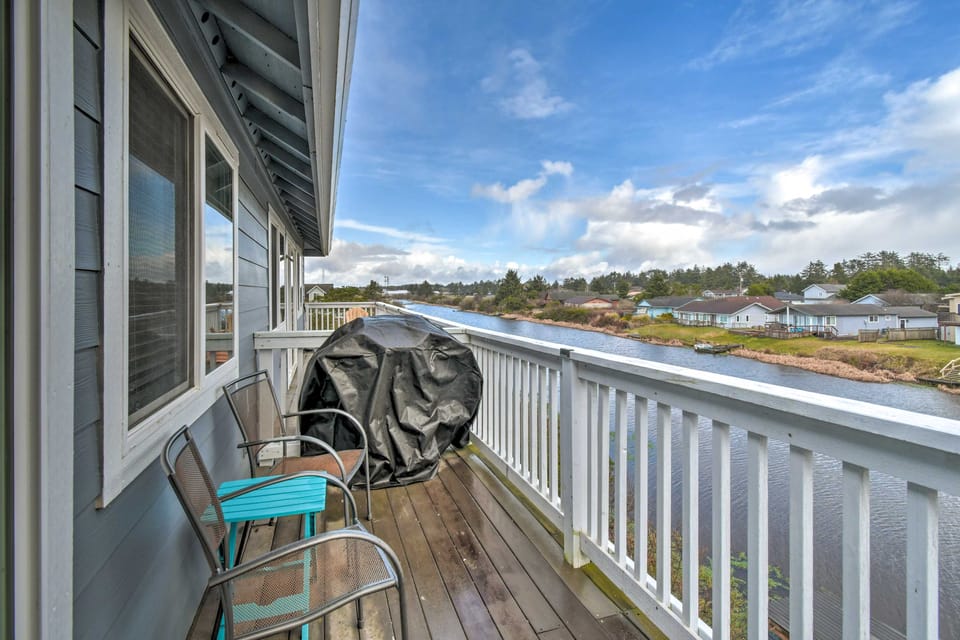Canal-Front Vacation Rental in Ocean Shores Apartment in Ocean Shores