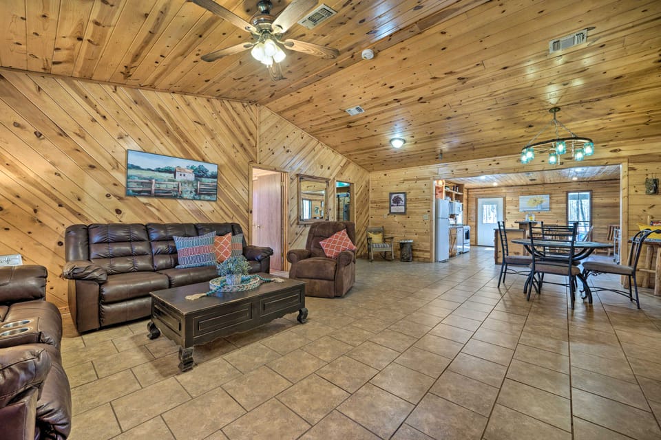 Broken Bow Getaway: Hot Tub, Grill & Fire Pit House in Broken Bow
