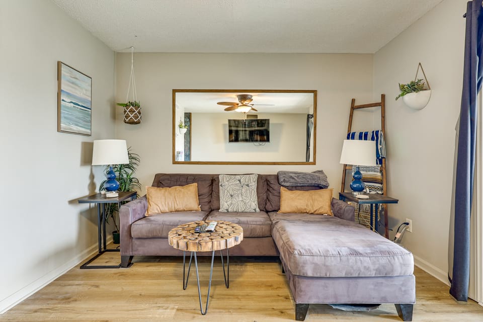 Cozy Carolina Beach Condo w/ Ocean Views! Apartment in Carolina Beach