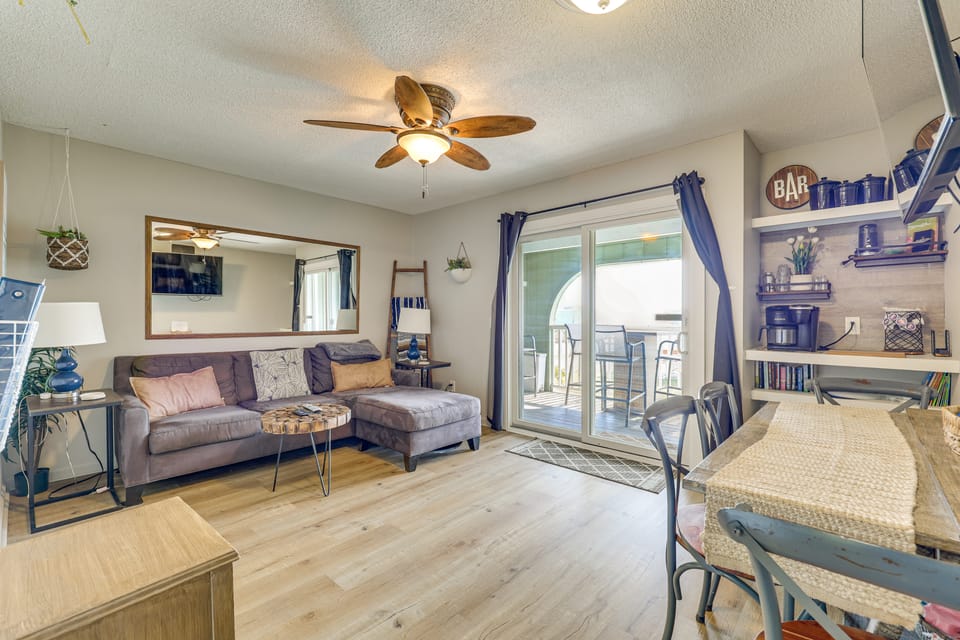 Cozy Carolina Beach Condo w/ Ocean Views! Apartment in Carolina Beach