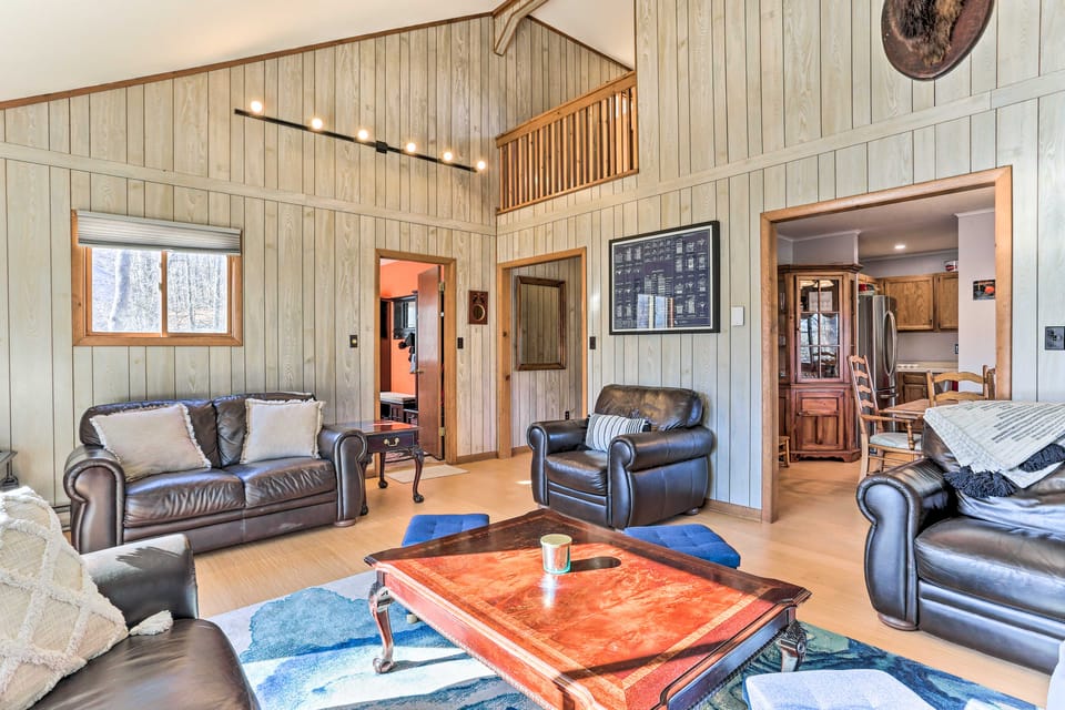 Game Room, Fire Pit: Family-Friendly Poconos Haven House in Middle Smithfield