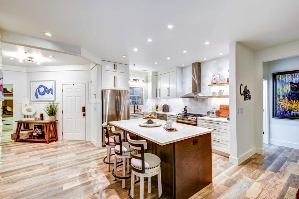 Modern Condo + Golf Course View, Near Hiking! Apartment in Georgia