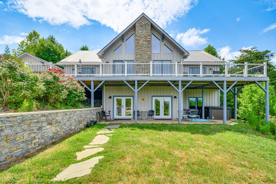 Nebo Home w/ Hot Tub: Wheelchair Accessible House in Tennessee