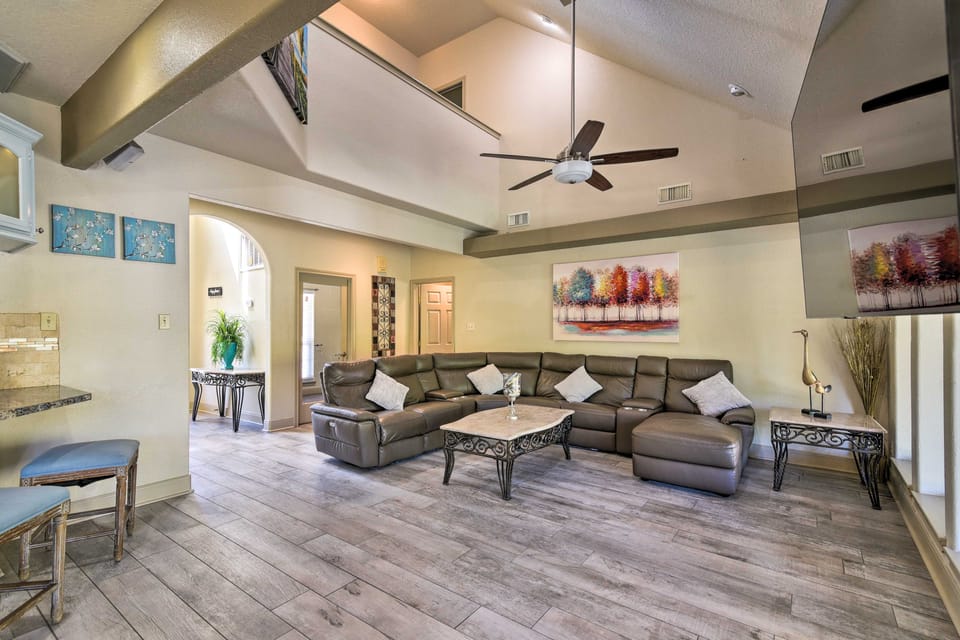 Waterfront Family Home w/ Patio in Hitchcock House in La Marque