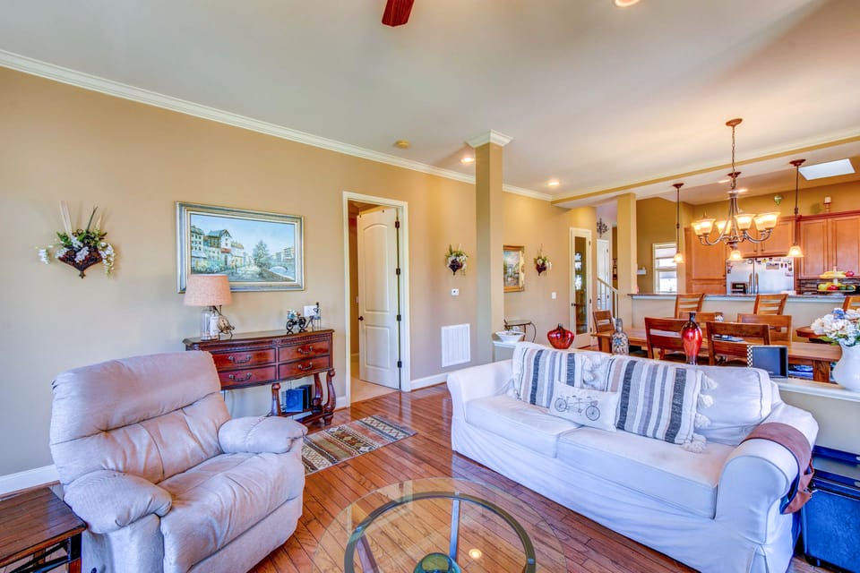 West Union Townhome w/ Patio & Lake View Apartment in Lake Keowee