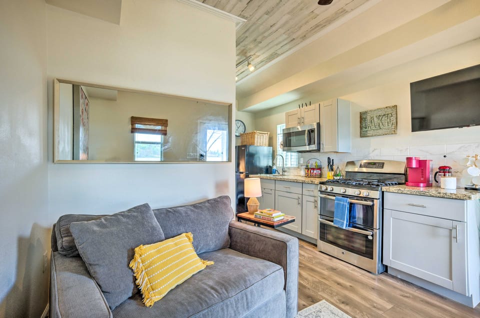 Lakeside Hideaway Cabin - Rest & Recharge House in Lake Conroe