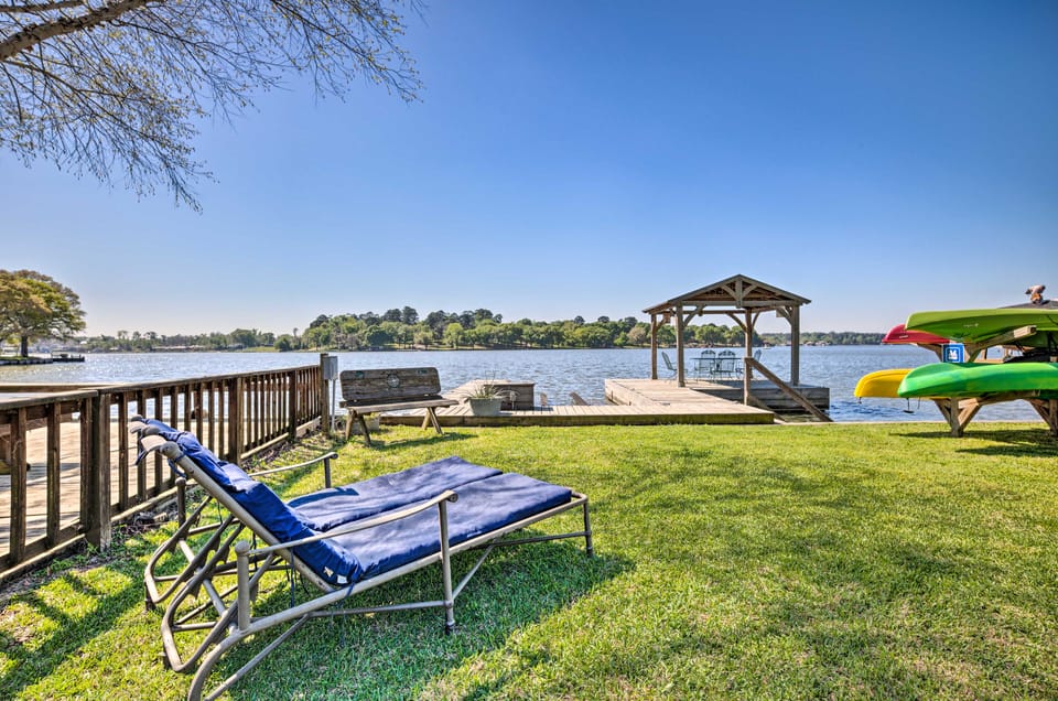 Lakeside Hideaway Cabin - Rest & Recharge House in Lake Conroe